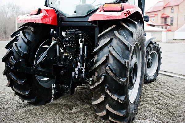 Wielen van Achteraanzicht van nieuwe trekker in besneeuwde weer — Stockfoto