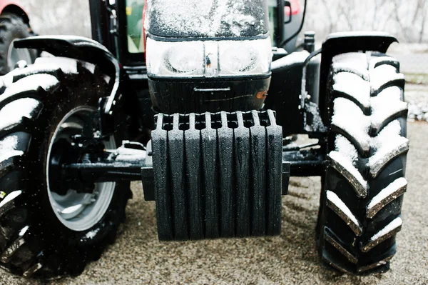 Primer plano delante del nuevo tractor rojo en tiempo nevado — Foto de Stock