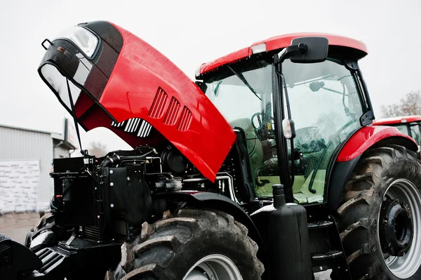 Primer plano delante del nuevo tractor rojo con motor abierto — Foto de Stock