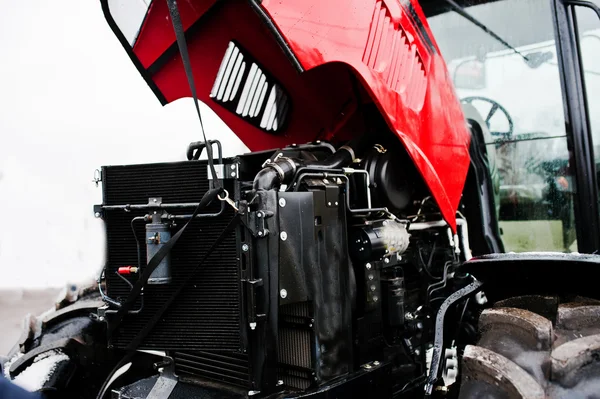 Primer plano delante del nuevo tractor rojo con motor abierto — Foto de Stock