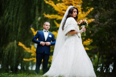 Evlilik çift sarı yaprakların sonbahar manzara arka plan