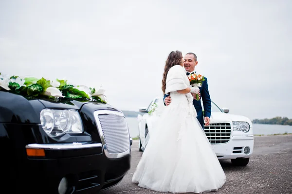 Matrimonio coppia sfondo due auto da sposa in bianco e nero — Foto Stock