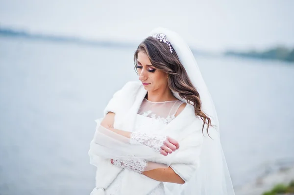 Feche o retrato de casamento da noiva no tempo nublado nas costas — Fotografia de Stock