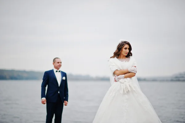 Gros plan portrait de mariage de couple par temps nuageux sur le bac — Photo