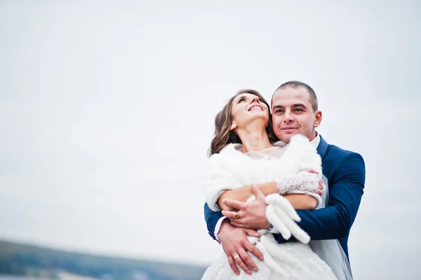 Nahaufnahme Hochzeitsportrait des Paares bei bewölktem Wetter auf dem Bac — Stockfoto