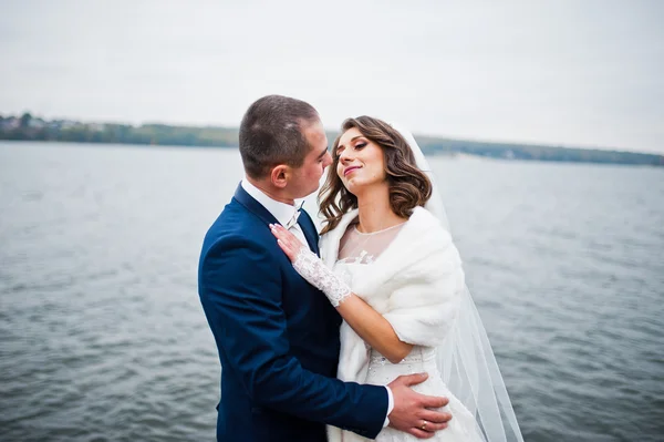 Close up ritratto di matrimonio di coppia in tempo nuvoloso sul bac — Foto Stock