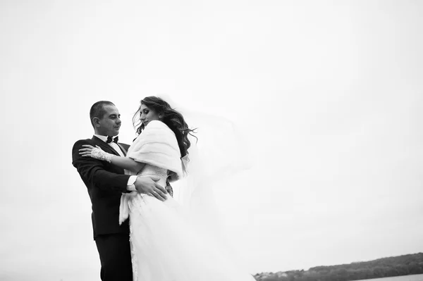 Primer retrato de la boda de la pareja en el tiempo nublado en el bac — Foto de Stock