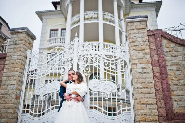 Wedding couple background large luxury mansion  with white wroug — Stock Photo, Image