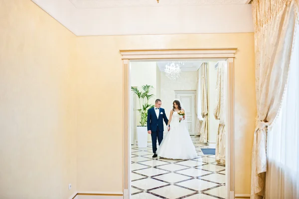 Casal de casamento na entrada da cerimônia de casamento — Fotografia de Stock