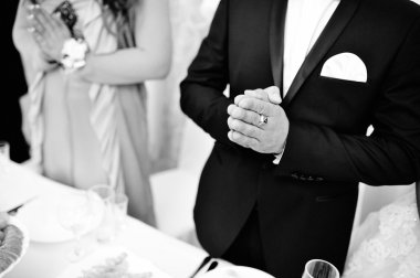 Restoran masadaki çift düğün, elleri katlanmış için dua