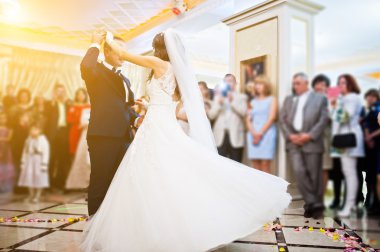 Işık ile restoranda dans harika düğün yeni evliler