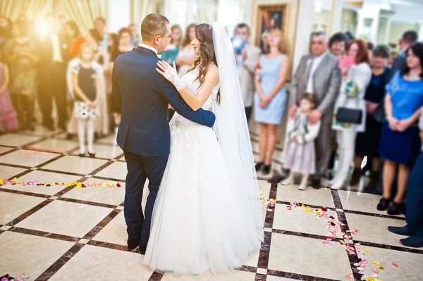 Casamento maravilhoso recém-casados dançando no restaurante com luz — Fotografia de Stock