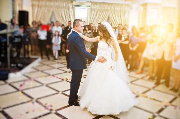 Maravillosa boda recién casados bailando en el restaurante con luz —  Fotos de Stock