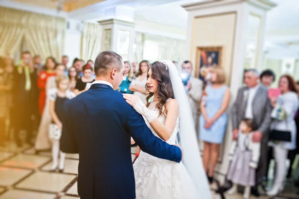 Casamento maravilhoso recém-casados dançando no restaurante com luz — Fotografia de Stock