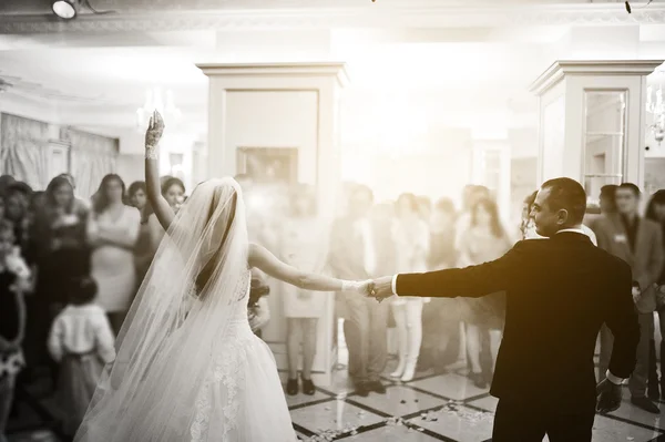 Maravillosa boda recién casados bailando en el restaurante con luz —  Fotos de Stock