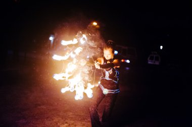 Eli yüzü düzgün ve korku veren yangın Show'da düğün akşamı. PH