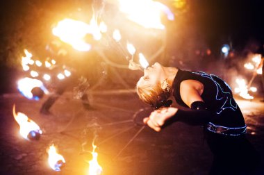 Eli yüzü düzgün ve korku veren yangın Show'da düğün akşamı. PH