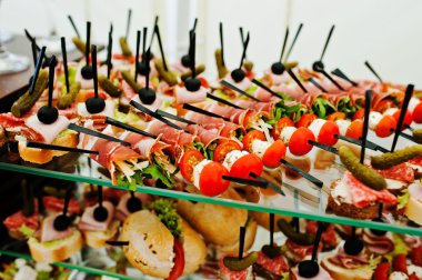 Büfe masa saatleri ile Burger, soğuk aperatifler, et ve sa