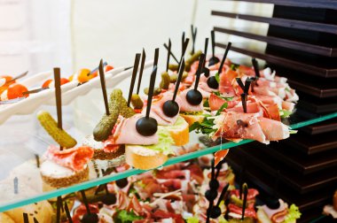 Büfe masa saatleri ile Burger, soğuk aperatifler, et ve sa