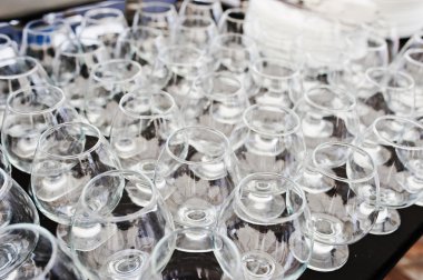 Bir bardak konyak tablo karşılayan