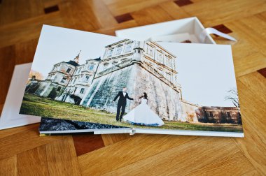 Beyaz deri düğün kitap veya ahşap arka plan üzerinde düğün albüm