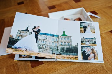 Beyaz deri düğün kitap veya ahşap arka plan üzerinde düğün albüm