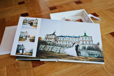 Beyaz deri düğün kitap veya ahşap arka plan üzerinde düğün albüm