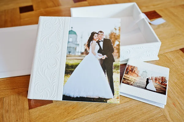 Livro de casamento de couro branco ou álbum de casamento em fundo de madeira — Fotografia de Stock