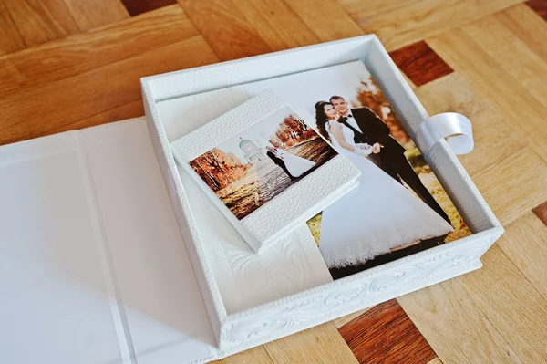 Livro de casamento de couro branco ou álbum de casamento em fundo de madeira — Fotografia de Stock