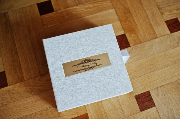 Libro de bodas de cuero blanco o álbum de bodas sobre fondo de madera — Foto de Stock