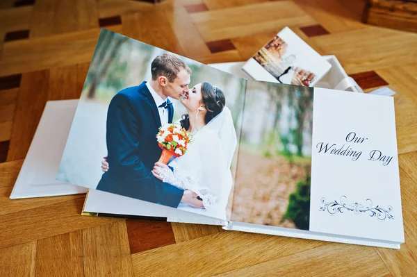 Witte lederen bruiloft boek of trouwalbum op houten achtergrond — Stockfoto