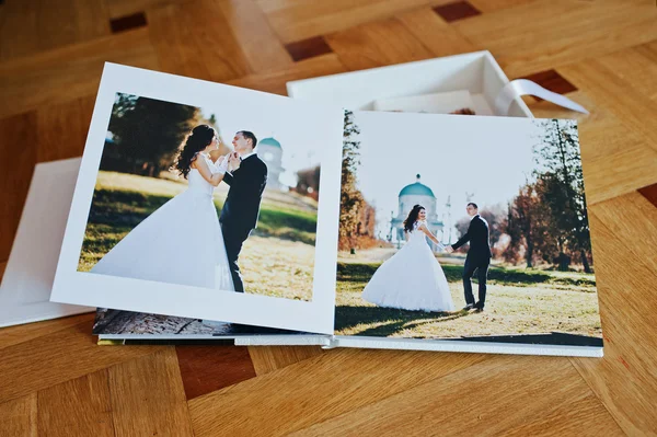Біла шкіряна весільна книга або весільний альбом на дерев'яному фоні — стокове фото