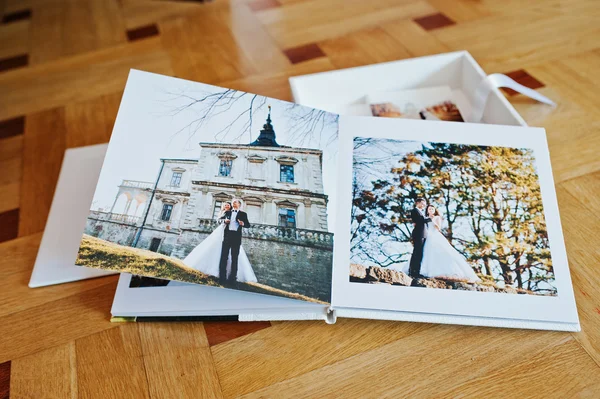 白革の本を結婚式や木製の背景で結婚式のアルバム — ストック写真