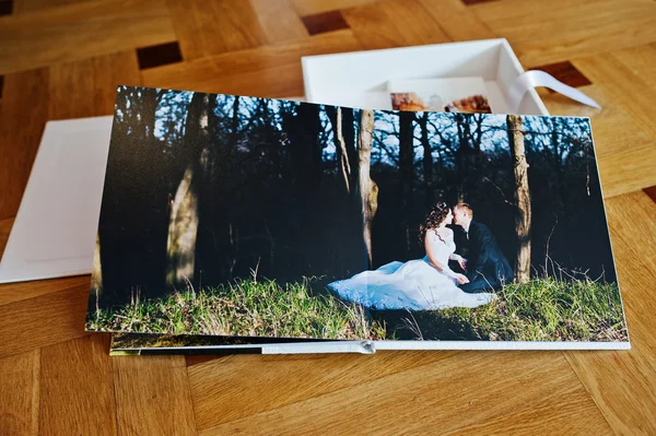 Fehér bőr esküvői könyv vagy esküvői album, fából készült háttér — Stock Fotó