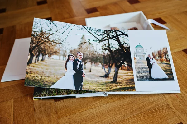 Το βιβλίο γάμου λευκό δέρμα ή άλμπουμ γάμου σε φόντο ξύλινη — Φωτογραφία Αρχείου