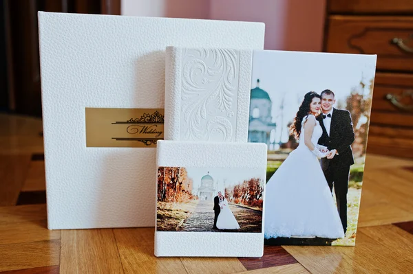 Livro de casamento de couro branco ou álbum de casamento em fundo de madeira — Fotografia de Stock