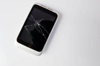 Kırık ekran beyaz arka plan, akıllı telefon