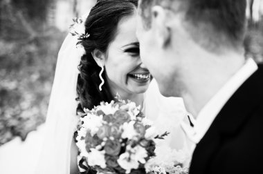 Çok yakın kadar gelini bakmak ve küçük turuncu düğün ile damat 