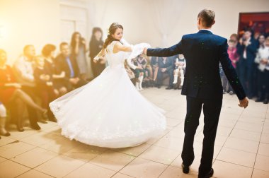 İlk düğün dans düğün çift restoranda duman