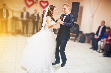 İlk düğün dans düğün çift restoranda duman