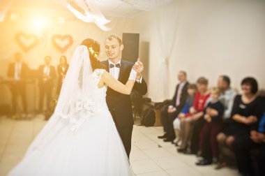 İlk düğün dans düğün çift restoranda duman