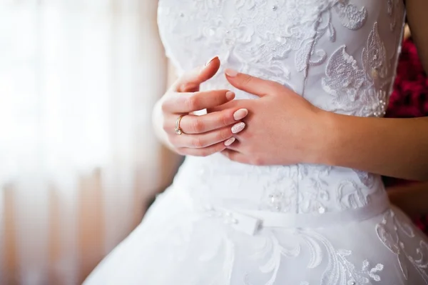 結婚指輪を花嫁の手 — ストック写真
