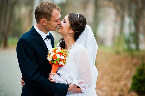 Close up ritratto di giovane coppia di nozze in questo momento per un ki — Foto Stock