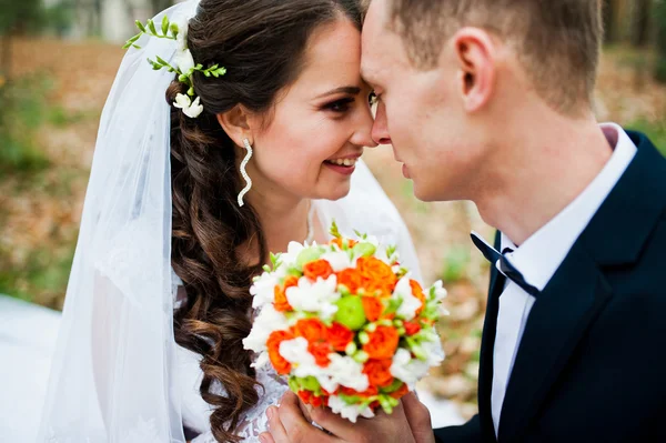 Muy cerca de la mirada de la novia y el novio con pequeña boda naranja — Foto de Stock