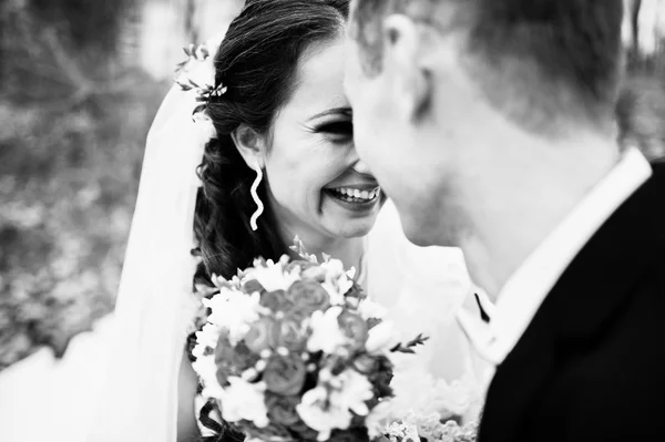 Muy cerca de la mirada de la novia y el novio con pequeña boda naranja —  Fotos de Stock