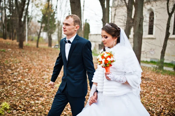 Pareja feliz boda en el bosque de otoño con hojas caídas de la — Foto de Stock