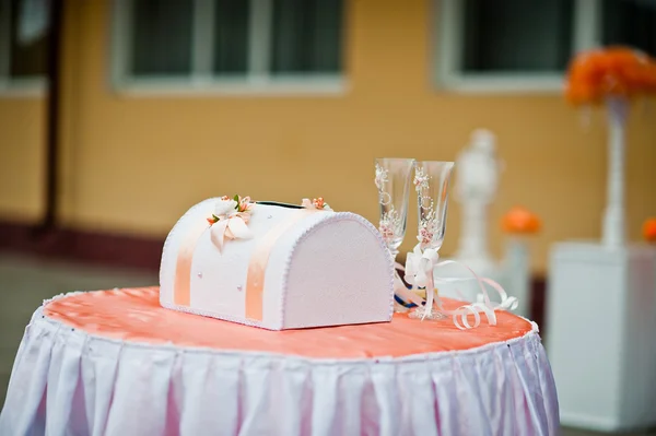 Kleiner pinkfarbener Hochzeitstisch aus Satin mit Geldkassette und zwei Hochzeiten — Stockfoto