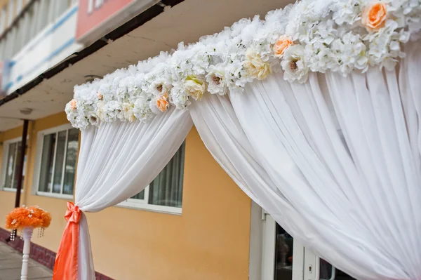 Arco de casamento decorativo com fitas e flores — Fotografia de Stock