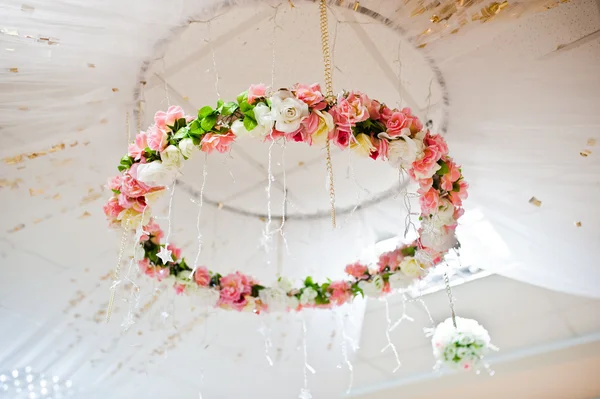 Gama decorativa de flores artificiais no arco de casamento — Fotografia de Stock