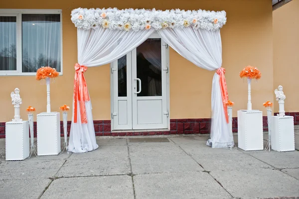 Arco de boda decorado al entrar en el restaurante —  Fotos de Stock